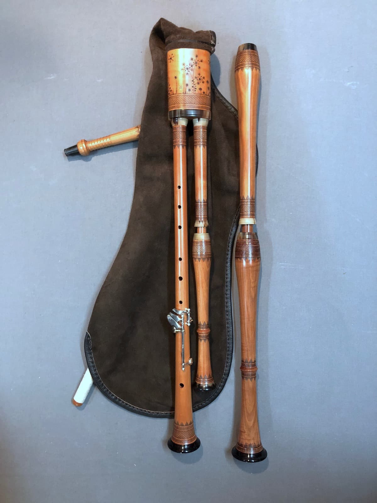 Cornemuse en Ré (hautbois de 20 pouces), cormier, sautivet & trois clefs